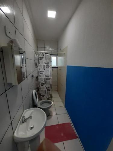 a bathroom with a toilet and a sink at Melhor Custo x benefício - Tompell Pousada Bem-te-vi - Portaria só até 22 horas in Ponta Porã