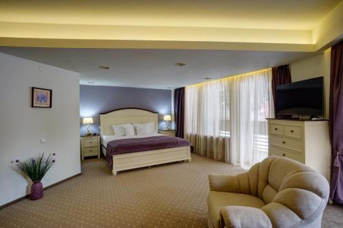 Un pat sau paturi într-o cameră la Hotel Ciucas