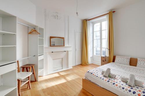 une chambre blanche avec un lit et une fenêtre dans l'établissement Buffon - 4personnes en centre ville, à Nantes