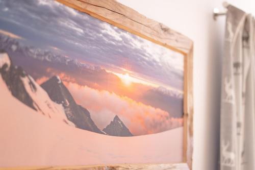 a picture of a mountain mural on a wall at Ferienhaus Leite Häusl in Sankt Jodok am Brenner
