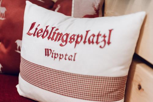 a white pillow with the words litzitzknife principal on it at Ferienhaus Leite Häusl in Sankt Jodok am Brenner