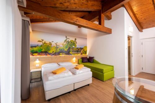 sala de estar con sofá blanco y silla verde en Maso Agritur Santa Lucia, en Dro