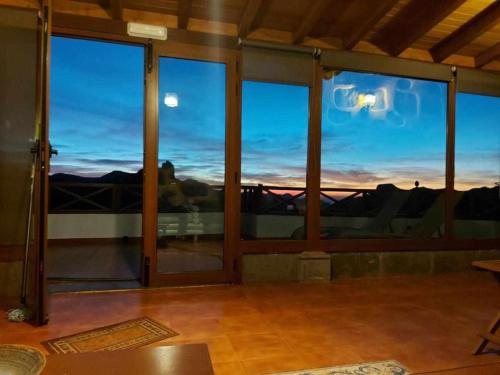 um quarto com janelas com vista para as montanhas em El Rincon del Nublo em Tejeda