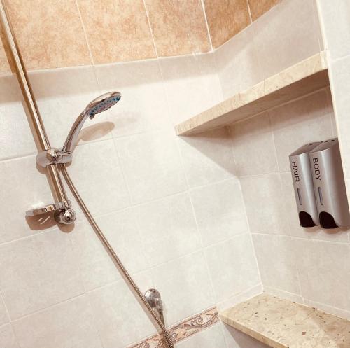 una ducha en un baño con puerta de cristal en La casa di Angy, en Terrasini