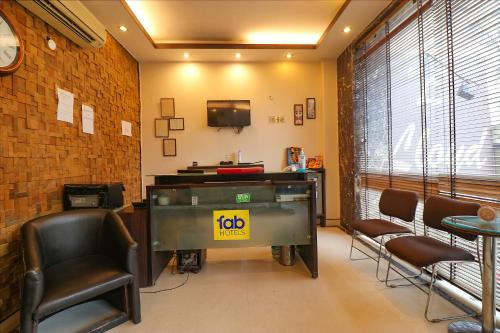 a waiting room with a job desk and chairs at FabExpress Happy Residency in New Delhi