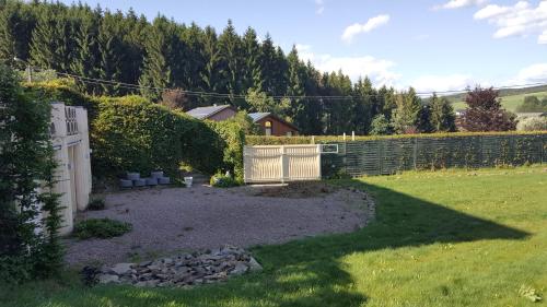 a backyard with a fence and a yard at die alte schule-studio in Alfersteg