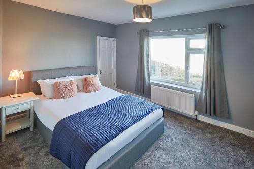 a bedroom with a large bed and a window at Host & Stay - Woods Yard in Skelton