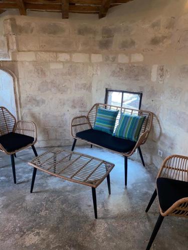 Habitación con 3 sillas, mesa y sofá en La tour 3: Appart au cœur de la petite Venise en LʼIsle-sur-la-Sorgue