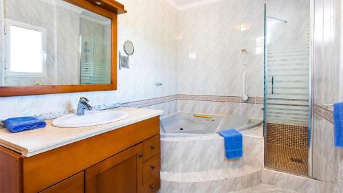 y baño con lavabo, ducha y bañera. en Villa near Nerja centre, en Nerja