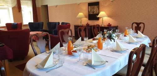 a table with white tablecloths and napkins on it at Külalistemaja Kukruse Residents in Kohtla-Järve