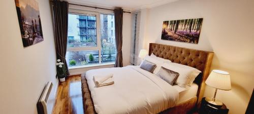 A bed or beds in a room at Double King Suite, Canary Wharf waterfront
