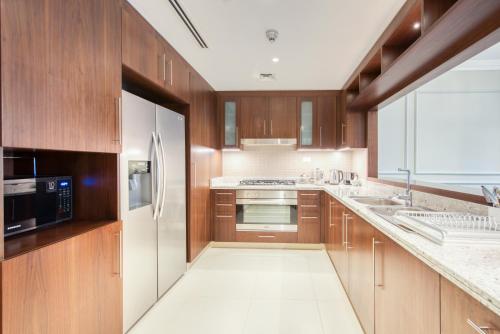 Kuchyň nebo kuchyňský kout v ubytování Luxurious 3 Bedroom Apartment in Boulevard Point, Connected to Dubai Mall