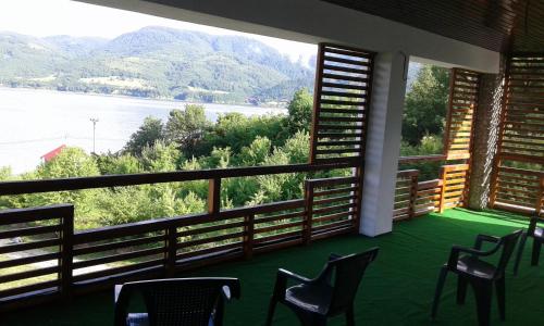 a balcony with chairs and a view of the water at Casa Sarti in Eşelniţa