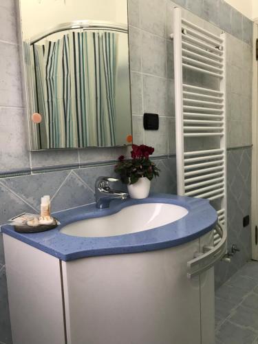 La salle de bains est pourvue d'un lavabo et d'un miroir. dans l'établissement MGM HOME AREZZO, à Arezzo