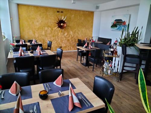 a dining room filled with tables and chairs at Wachtendonker Hof in Wachtendonk