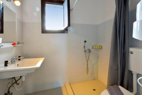Vonios kambarys apgyvendinimo įstaigoje Kerkyra Apartments