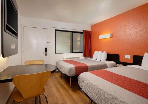Motel 6-Camarillo, CA tesisinde bir odada yatak veya yataklar