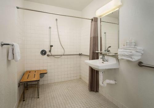 Ванная комната в Motel 6-Camarillo, CA