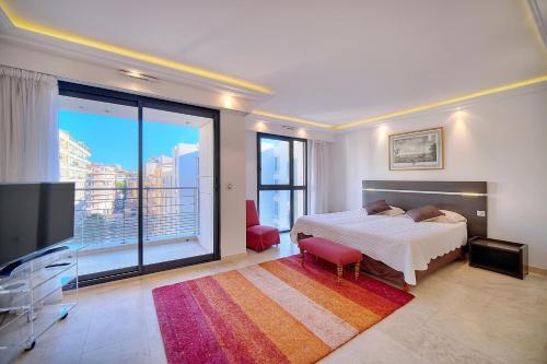- une chambre avec un lit et une télévision à écran plat dans l'établissement Carlton Riviera Cannes, à Cannes
