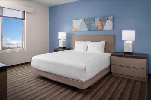 Uma cama ou camas num quarto em Hyatt House The Woodlands-Shenandoah