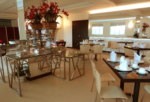 Un restaurante o sitio para comer en My Inn Hotel Lahad Datu, Sabah