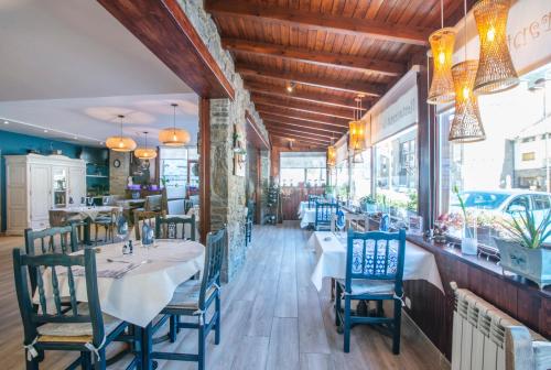 a dining room with tables and chairs in a restaurant at Pierre & Vacances Aparthotel La Tulipa in Ordino