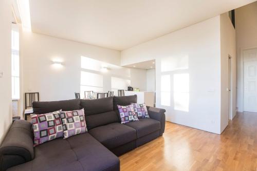 Modern 2BR Duplex by Art District by LovelyStay
