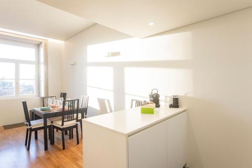 Modern 2BR Duplex by Art District by LovelyStay