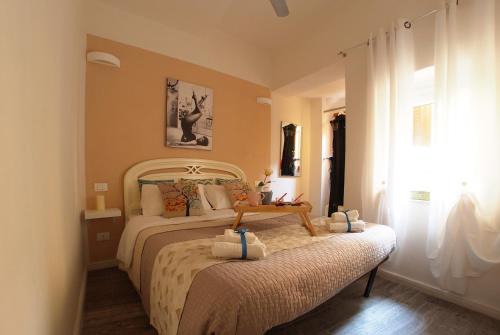 a bedroom with a large bed and a window at Ciao Bella Divas in Riomaggiore