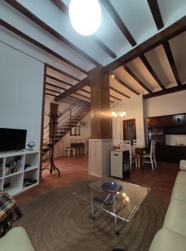 un salon avec un canapé et une table dans l'établissement CASA BAUTISTA - ROTGLÀ, à Rotglá y Corbera