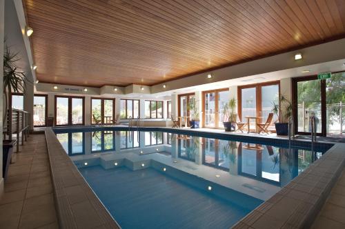 uma grande piscina num edifício com janelas em Cumberland Lorne Resort em Lorne