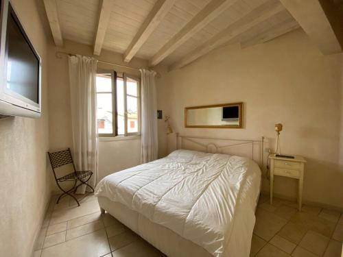 Foto dalla galleria di Comfortable apartment with view on swimming pool a Peschiera del Garda