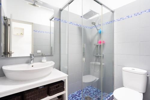 La salle de bains est pourvue d'un lavabo et d'une douche. dans l'établissement 131 LAS ERAS Perfect Stay by Sunkeyrents, à Las Eras