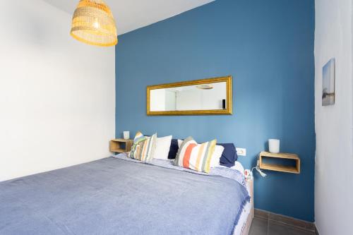 Las ErasにあるCasa El Guinchoの青いベッドルーム(ベッド1台、鏡付)