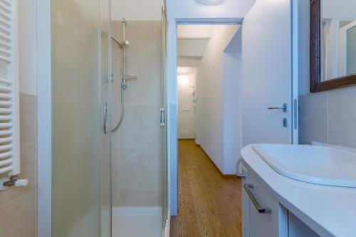 ボローニャにあるBologna Saragozza District Apartmentのシャワーと洗面台付きのバスルーム