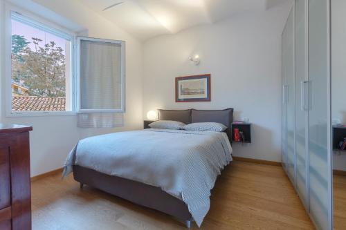 ボローニャにあるBologna Saragozza District Apartmentのベッドと窓のある寝室