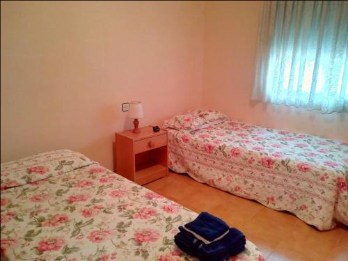 um quarto com 2 camas e uma mesa com um candeeiro em Alex Apartament em Sant Antoni de Calonge