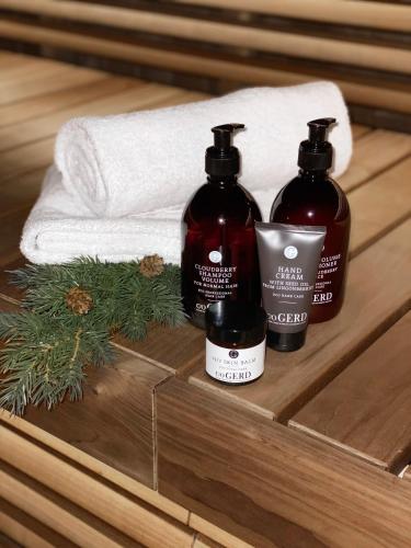 a couple of bottles of soap and towels on a shelf at Mountain Lodge in Stöten