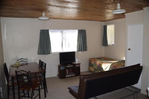 Un lugar para sentarse en Judges Pool Motel Turangi