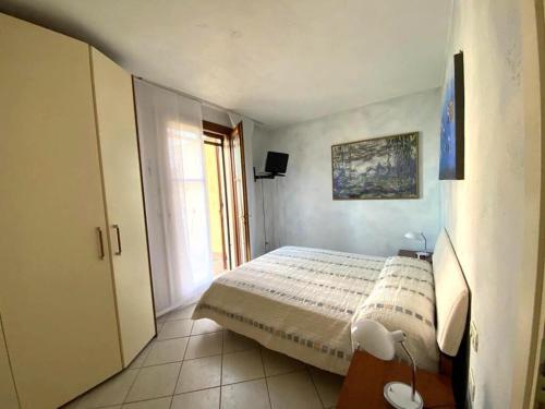 ペスキエーラ・デル・ガルダにあるGarda Trilo Sei Terra Stdの小さなベッドルーム(ベッド1台、窓付)
