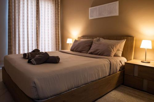 Postel nebo postele na pokoji v ubytování Modern - Central - Close to Beach - 5 Star rating APT