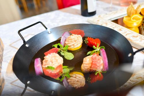 穆里吉奥尔Casa Anastasia的桌子上的盘子里的一盘食物