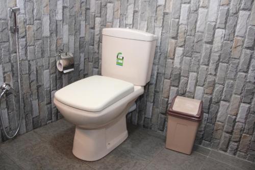 La salle de bains est pourvue d'une douche et de toilettes blanches. dans l'établissement Sandaru Holiday Resort, à Weligama