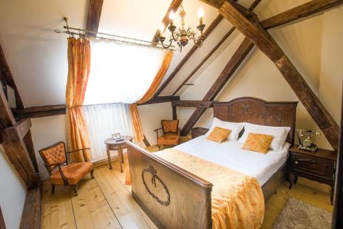 sypialnia z dużym łóżkiem na poddaszu w obiekcie Casa Antiqua w Braszowie