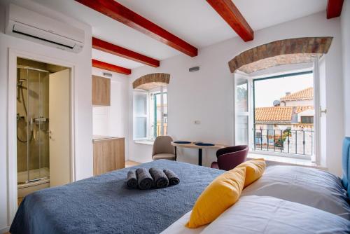 ART DECO CITY WALLS APARTMENTS by DuHomes