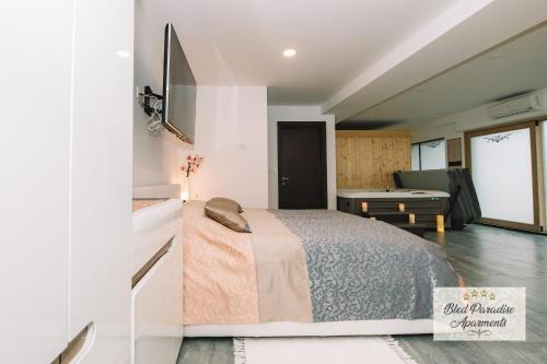 Кровать или кровати в номере Wellness Paradise Apartment
