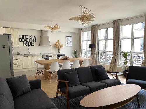 un salon avec un canapé et une table dans l'établissement My Trip in Paris - Temple, à Paris