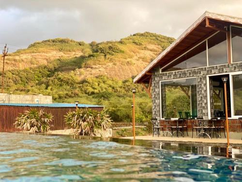 羅納瓦拉的住宿－Mastiff Grand La Villae，一座房子,设有一座山地游泳池