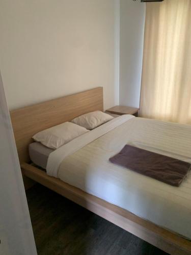 a large bed in a bedroom with a window at Super appartement 45 m2 proche Paris in Montreuil