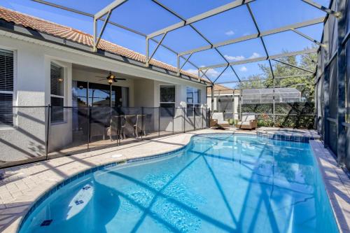 einen Pool im Hinterhof eines Hauses in der Unterkunft Disney Daze Villa - 5 bed Windsor Hills pool home in Orlando